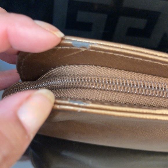 Givenchy cosmetics pouche and a wash towels comes in a set as a gift. Preloved - Picture 6 of 10